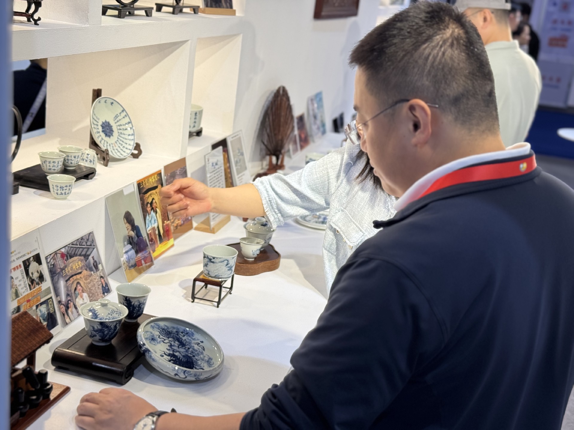 钟家窑国风青花茶器亮相第五届消博会，非遗技艺引领消费新风尚(图5)