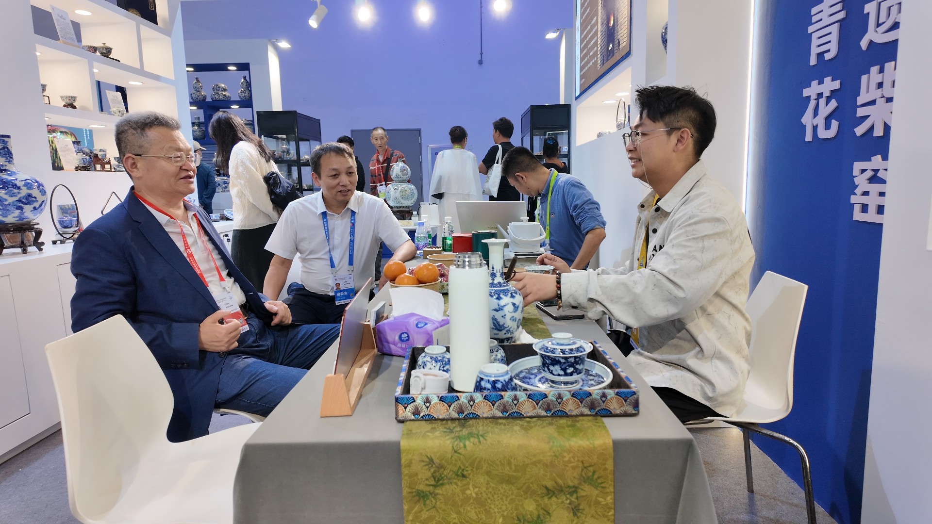 钟家窑国风青花茶器亮相第五届消博会，非遗技艺引领消费新风尚(图3)