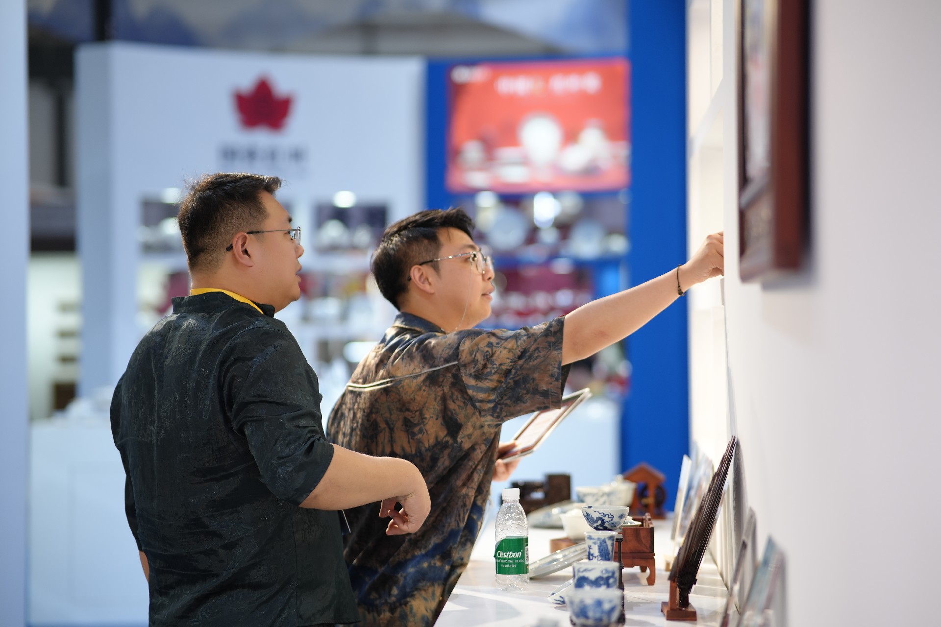 钟家窑国风青花茶器亮相第五届消博会，非遗技艺引领消费新风尚(图4)