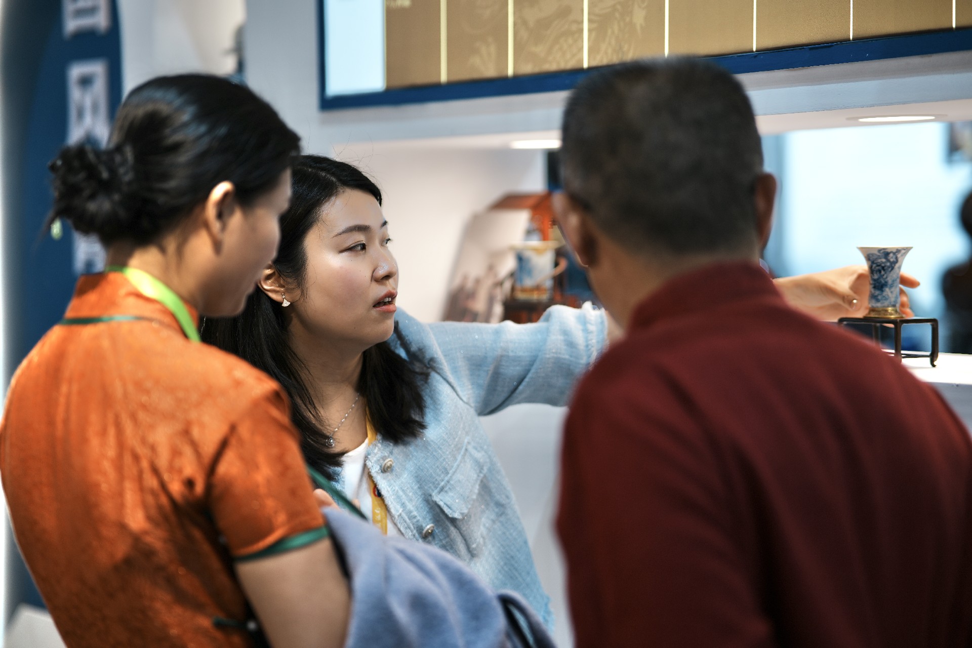 钟家窑国风青花茶器亮相第五届消博会，非遗技艺引领消费新风尚(图6)