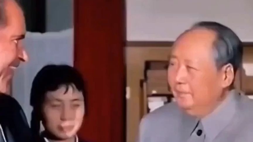 看尼克松坐在椅子上的动作，就是对我们的领袖的敬仰