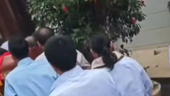 老人去世以后，要过邻居家门，以前还好好的，现在拦棺不让过