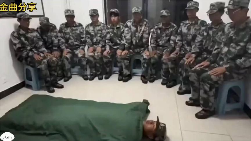 部队紧急集合训练，看老班长是如何快速整理被褥的。