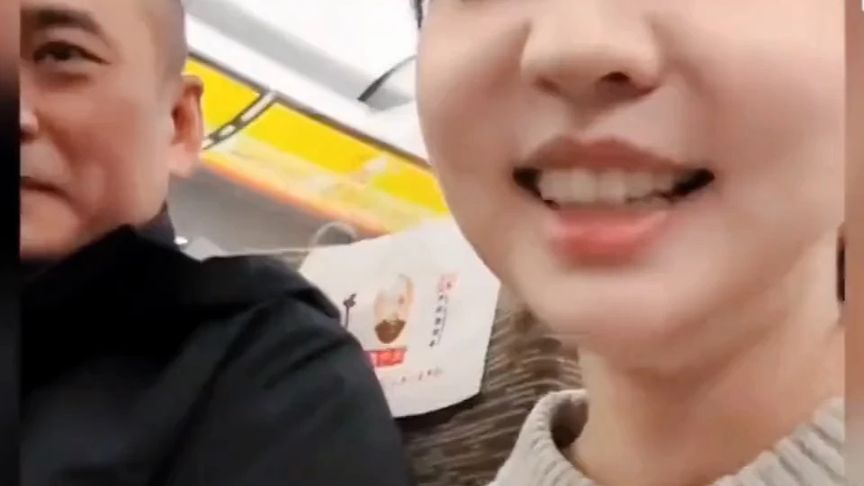 一本正经的胡说八道，这个女大学生火了！！