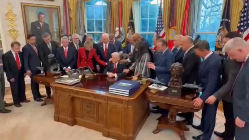 都开始集体发功跳大神了…