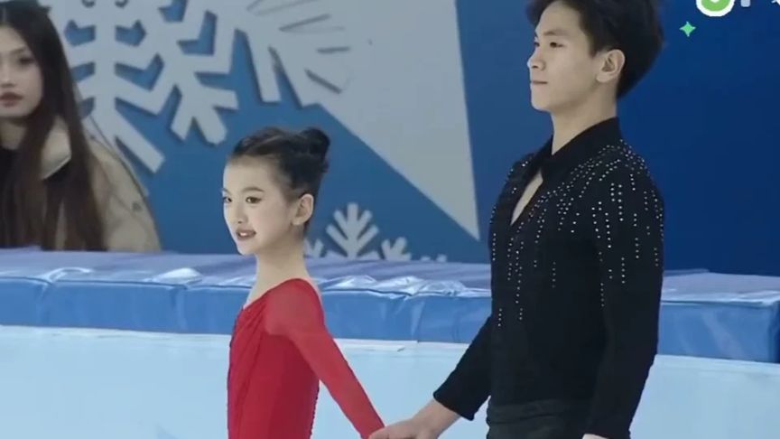 双人滑小将太可爱了，裁判都忍不住要点赞，看看他们的表现
