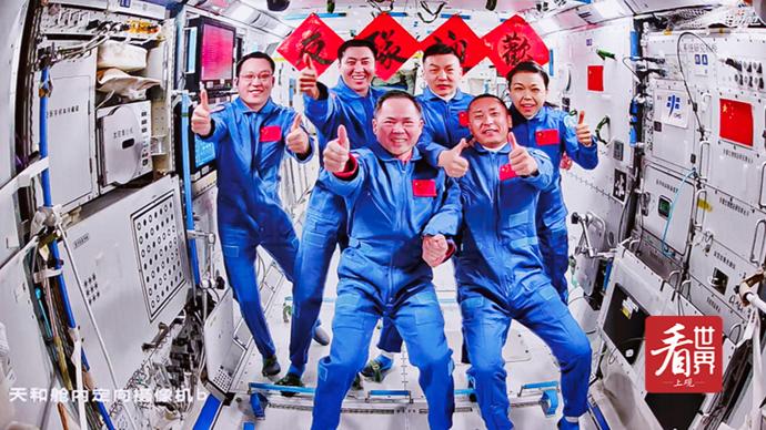 “开门，欢迎来天宫！”神舟二十一号航天员喜迎战友，太空“全家福”再上新；美国在委内瑞拉举行军事演练-图1