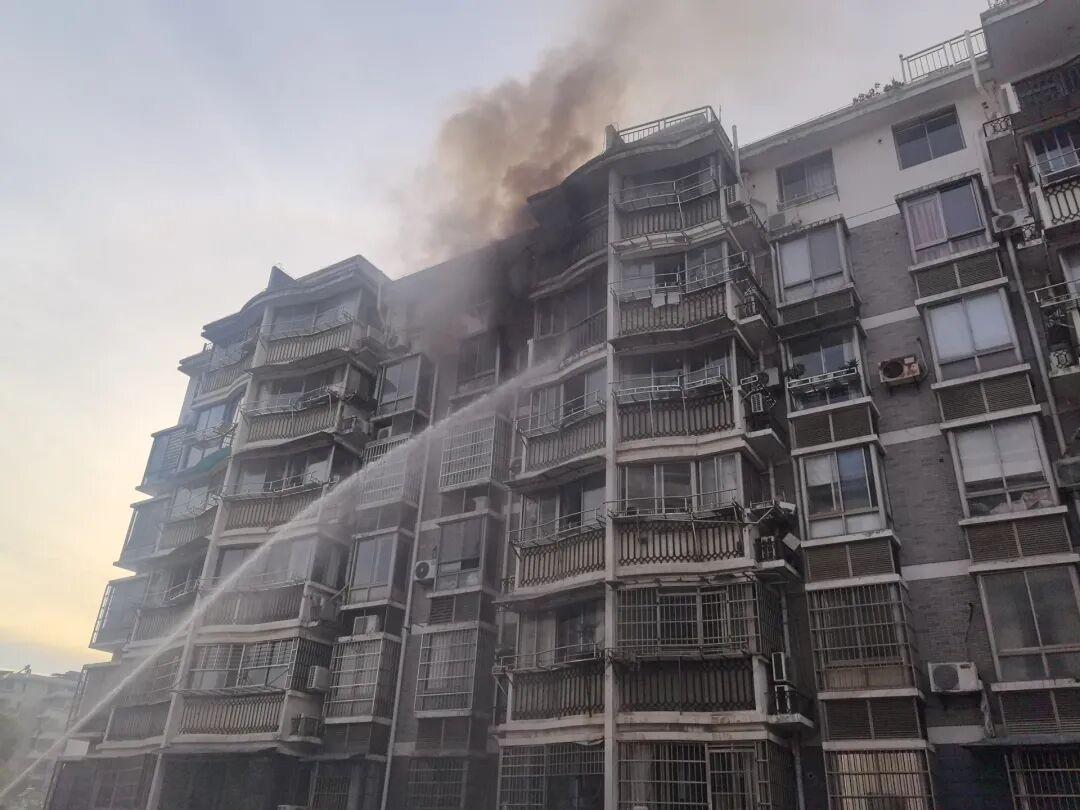 卧室几乎烧报废，多地发生！赶紧提醒家人，它原来一直在“偷偷加班”……-图4