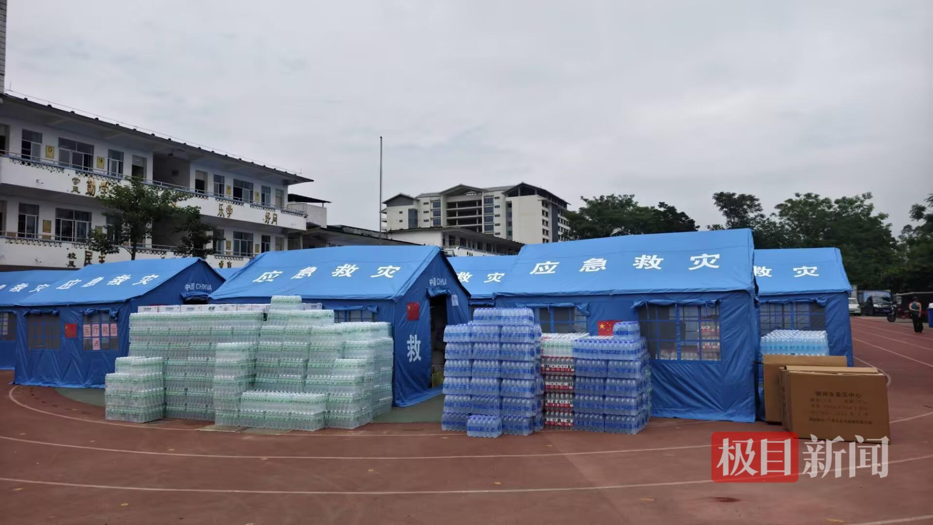 柳州地震安置点已安置7000余人，居民：昨天白天发生了小地震，所以晚上开着门睡觉，凌晨再次地震后迅速逃生-图3