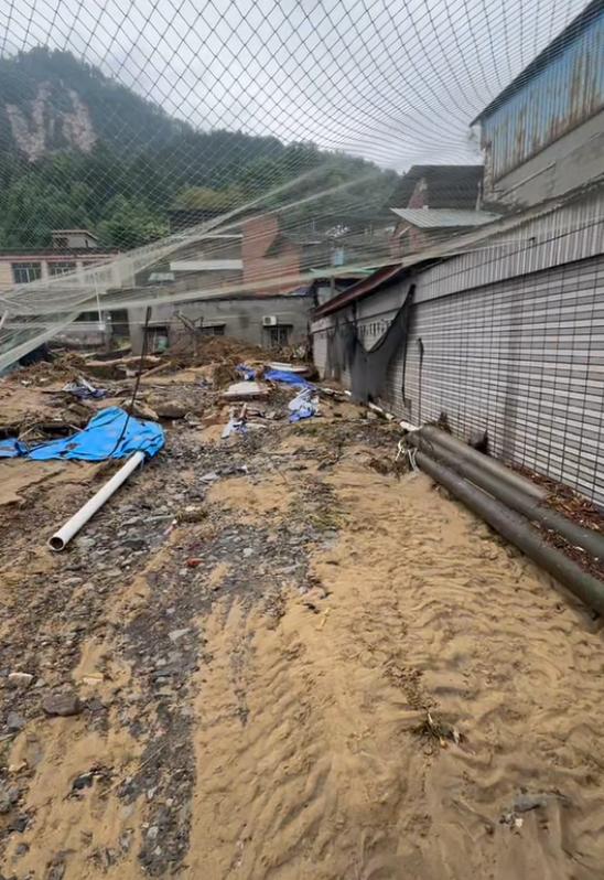 重庆永川暴雨致一养殖厂黄鳝牛蛙被泥石流冲走，老板：损失几十万，一夜之间都成泡影-图1