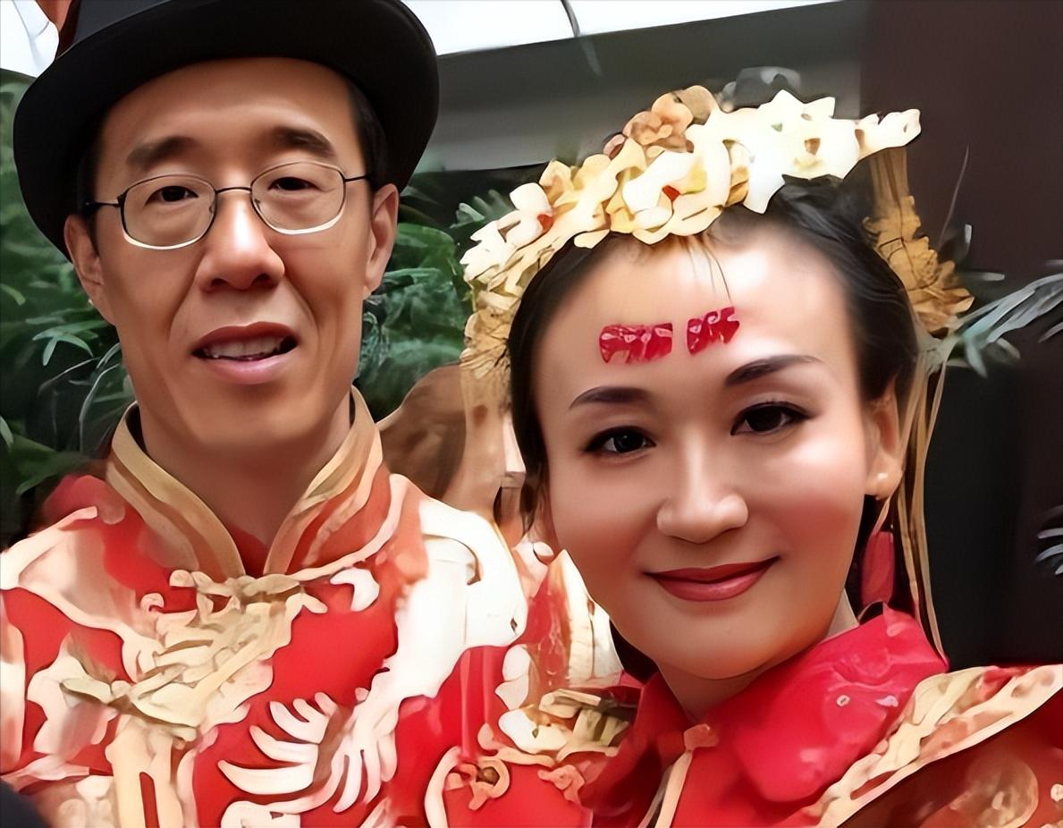 前央视主持曹晴，嫁大20岁美国富豪，婚后被家暴吃剩饭却不愿离婚-图2