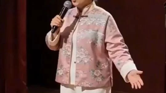 大妈生气了。艾大妈脱口秀搞笑段子。 有些事儿看着脏