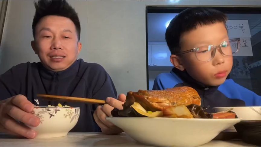 爹慌的跟儿子一样，儿子稳的跟爹一样[捂脸]# 父子日常# 日常分享